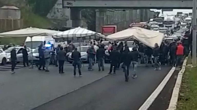 Protesta degli ambulanti con il blocco del Gra della Capitale alle uscite 22 e 23