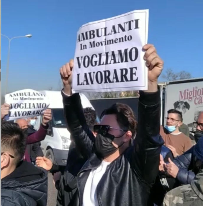 Bari, la Digos di Bari ha avviato accertamenti sulla manifestazione di protesta degli ambulanti che ieri mattina ha causato il blocco per tre ore della Statale 16