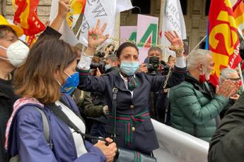 La protesta dei dipendenti Alitalia arriva sotto Palazzo Chigi