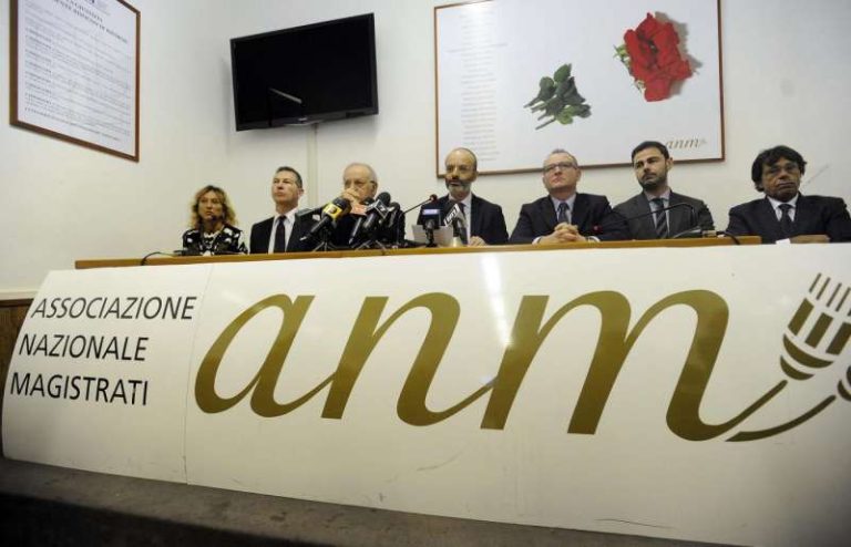 L’Anm contro Beppe Grillo per il suo video in difesa del figlio: “Sfiducia il processo”