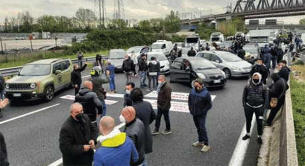 Protesta degli operatori mercatali sull’autostrada A1 verso Napoli in provincia di Caserta