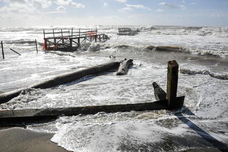 Mareggiata sul litorale romano: sta sferzando la costa tra Ostia, Fiumicino, Focene e Fregene