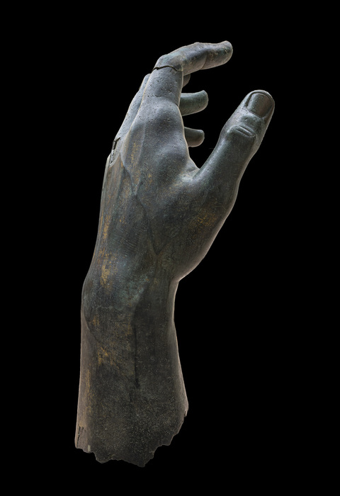 E’ arrivato ai Musei Capitolini il frammento del dito in bronzo della statua di Costantino