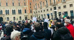 Disordini in piazza san Silvestro: identificate 13 persone nel corteo “IoApro”