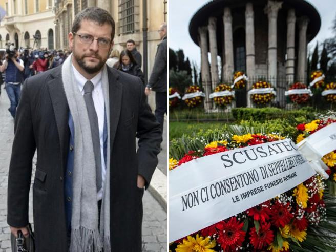 L’ira di Andrea Romano (Pd) contro la sindaca Raggi: “Da due mesi non riusciamo a seppellire mio figlio, vergogna!”