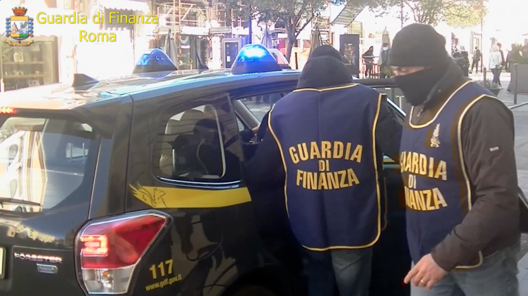 La Guardia di Finanza ha intercettato nel porto di Civitavecchia oltre 200 chili di marijuana: arrestato “corriere” sardo