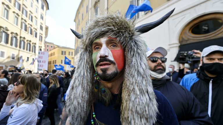 Modena, 57 persone “no mask” nella pizzeria di Hermes Ferrari: tutte multate