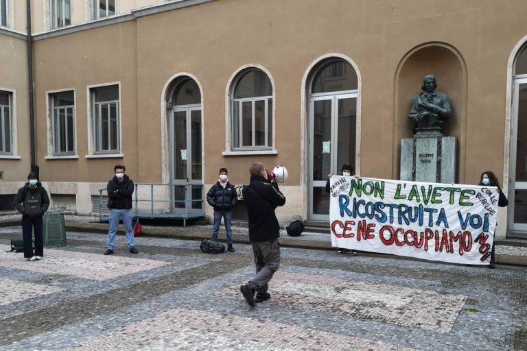 Milano, una trentina di studenti occupano il liceo classico Carducci