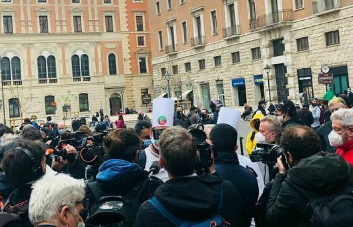 Nuovo sit in piazza San Silvestro: “Le braccia alzate al cielo, le manette ai polsi al grido libertà”