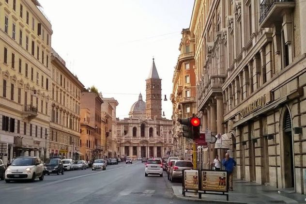 “Giallo” in via Merulana: modella americana muore dopo essere caduta dal 6° piano di un B&b: indaga la Squadra Mobile