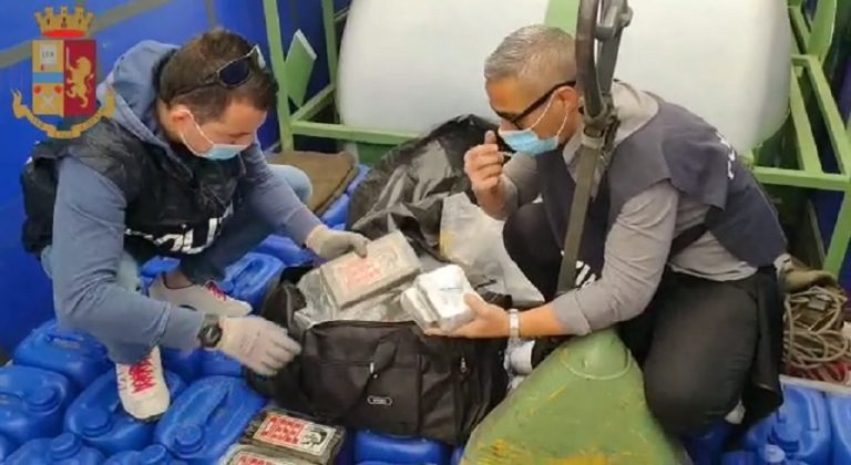 Cagliari, la polizia sequestra 20 chili di cocaina purissima nascosta in un Tir