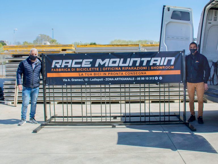 Race Mountain dona nuove rastrelliere per bicicletta alla scuola Ilaria Alpi