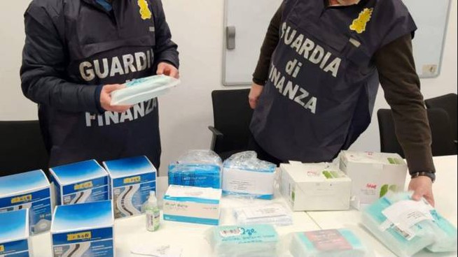 Milano, la polizia sequestra 5 milioni di mascherine e 2 mln di dispositivi sanitari non in regola