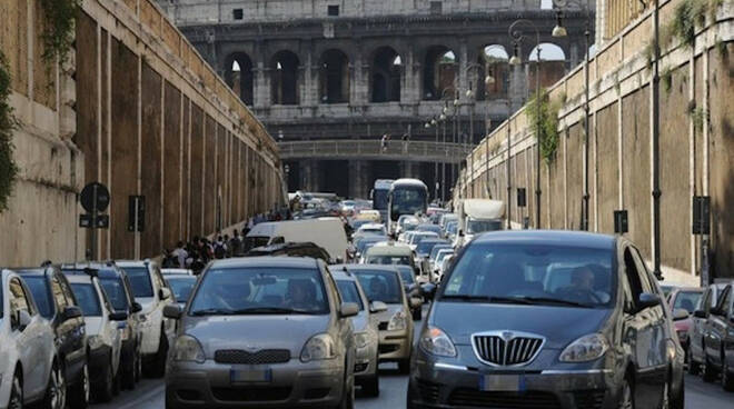 Ai cittadini romani e milanesi il trasporto piace pulito e sono favorevoli allo stop delle vendite di auto diesel dopo il 2030