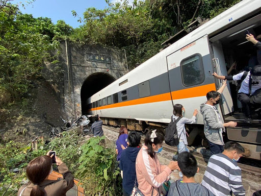 Tragedia a Taiwan: deraglia un treno, 41 le vittime. Oltre 70 persone ancora intrappolate tra le lamiere