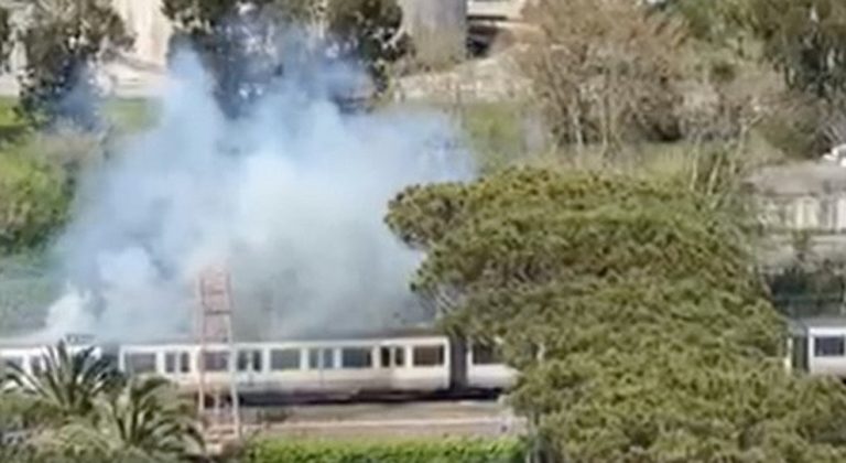 Tor di Valle, incendio in un cavo elettrico della linea Roma-Lido