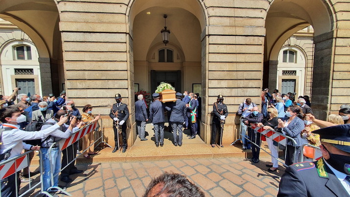 Milano, centinaia di persone in coda alla camera ardente di Carla Fracci alla Scala