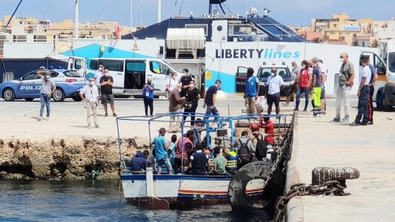 Lampedusa, nel week end sbarcati 532 migranti. L’ira di Salvini: Situazione inaccettabile”