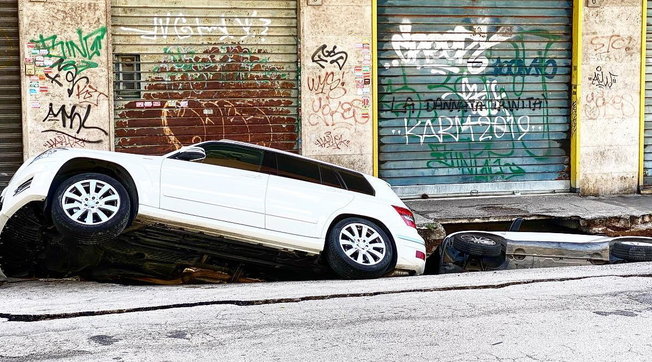 Tragedia sfiorata a Tor Pignattara: due auto inghiottite da una voragine