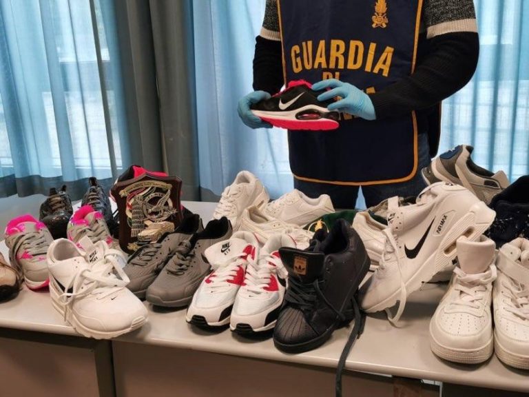 Sgominato un giro di scarpe contraffatte per due miloni di euro: denunciate otto persone