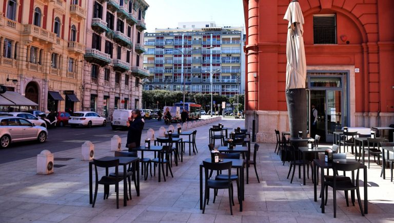 Bari, sino al 15 settembre bar e ristoranti che non hanno spazi pedonali potranno sistemare i tavolini in strada