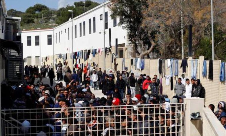 A Lampedusa sono 1.290 i migranti presenti all’hotspot di Contrada Imbriacola che ne potrebbe accogliere massimo 350