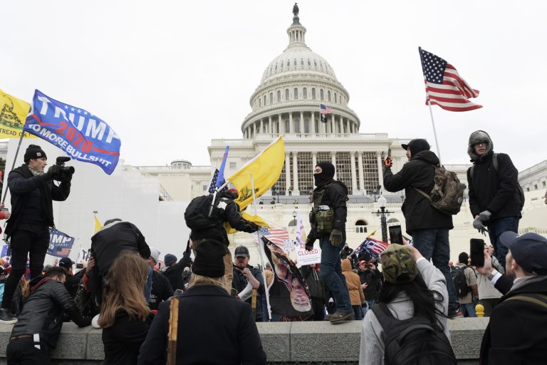 Usa, Donald Trump cancella la conferenza stampa prevista per il 6 gennaio: il primo anniversario dell’assalto al Congresso a Washington