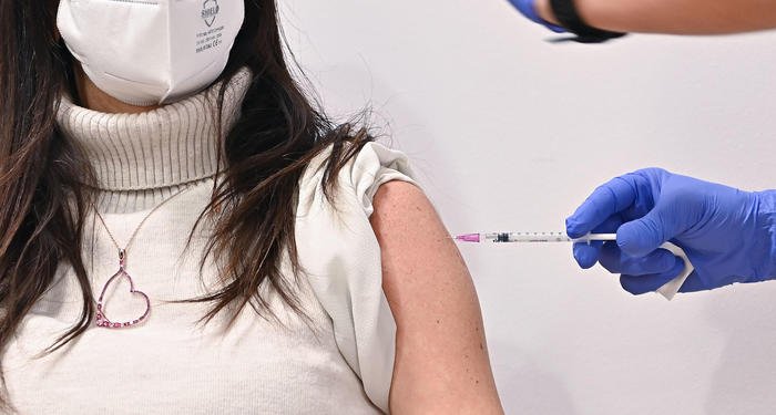Vaccinazioni, nel Lazio dal 21 maggio si possono prenotare i nati tra il 1974 e il 1977