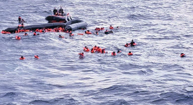 Migranti, nuova strage a largo della Libia, morte almeno 50 persone nel naufragio di una barca