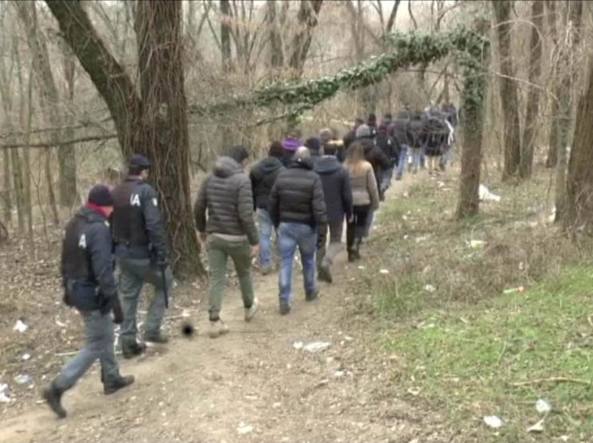 Milano, blitz antidroga della polizia al parco di Rogoredo: fermate 12 persone