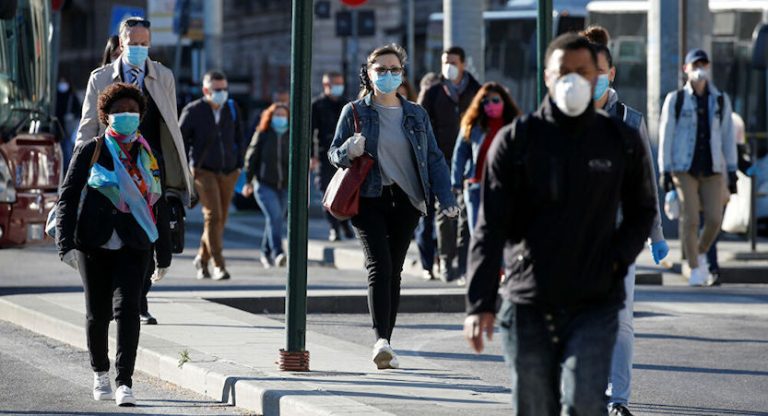 Coronavirus, da lunedì tutte le Regioni italiane saranno gialle: crollo dei ricoveri. L’indice Rt a 0,78