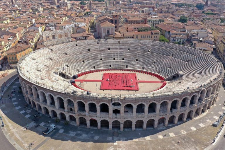 Verona, dalla città un appello per fare concerti all’Arena con almeno 6mila persone sino alla mezzanotte
