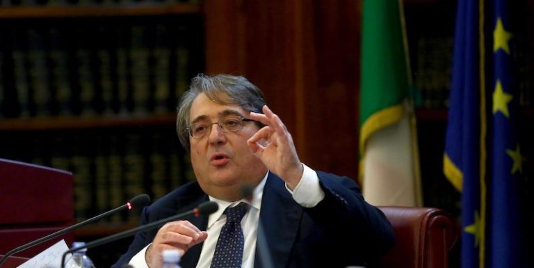 La Corte d’Appello ha annullato la sanzione di 280 mila euro inflitta dalla Consob a Roberto Napoletano, ex direttore del Sole 24 Ore
