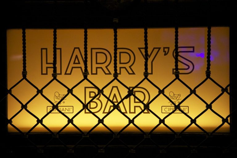 Venezia, il leggendario “Harry’s Bar” compie 90 anni