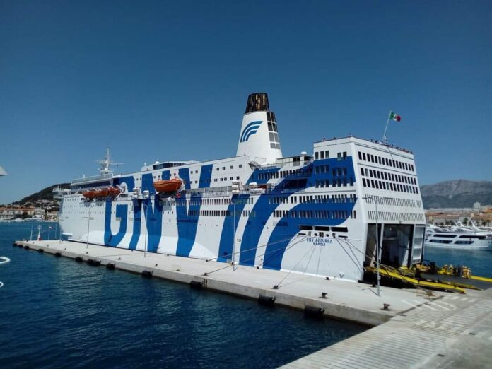 Lampedusa, 600 migranti lasciato l’hotspot: sono stati imbarcati sulla nave quarantena Azzurra