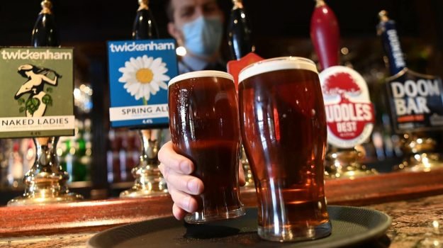 Coronavirus, L’Inghilterra passa alla “Fase 3” delle riaperture con il ritorno dei clienti nei locali pubblici al chiuso