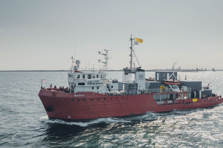 Migranti, la nave “Sea-Eye 4” soccorre 99 persone in mare