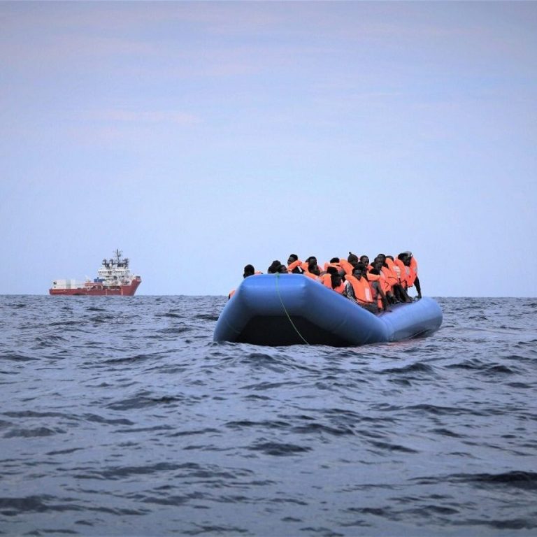Appello di Alarm Phone: Abbiamo perso il contatto con un gommone con 75 migranti a bordo