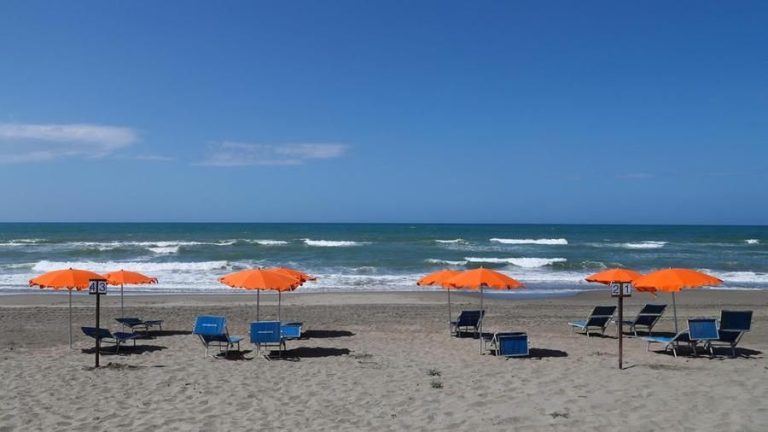Tutto pronto sul litorale romano per l’apertura della stagione balneare in programma domani, la seconda in “era Covid”