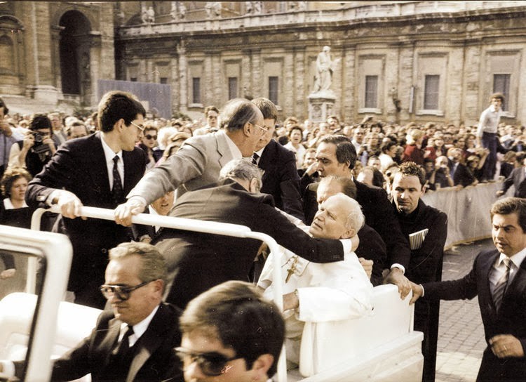 Piazza San Pietro, due colpi di pistola: quarant’anni fa il clamoroso attentato a Papa Wojtyla. Tanti i misteri ancora  insoluti
