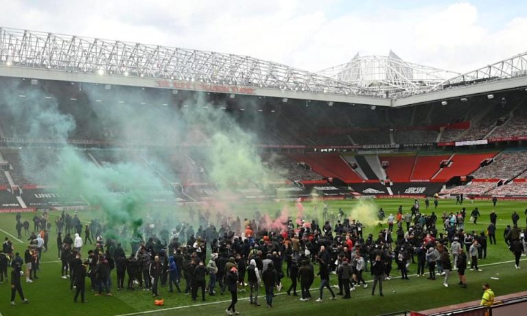 Gran Bretagna, invasione di campo e incidente dopo la partita Manchester United-Liverpool