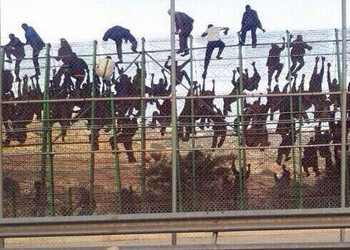 Continuano a giungere migranti nell’enclave spagnola in Marocco di Ceuta, dove lunedì si era registrato un numero di arrivi record, 5mila tra cui circa 1.500 minori in 24 ore