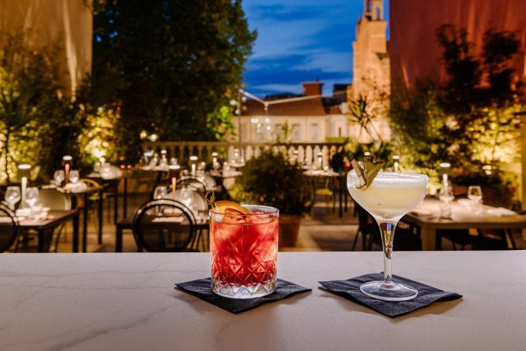 Coprifuoco, il presidente Mattarella ha firmato il decreto: da stasera locali aperti sino alle 23