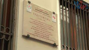 Milano dedica una targa alla memoria di Enzo Tortora