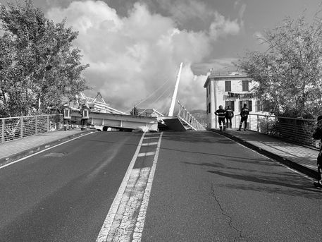 Pagliari (La Spezia), crolla il ponte levatoio della darsena: nessun ferito