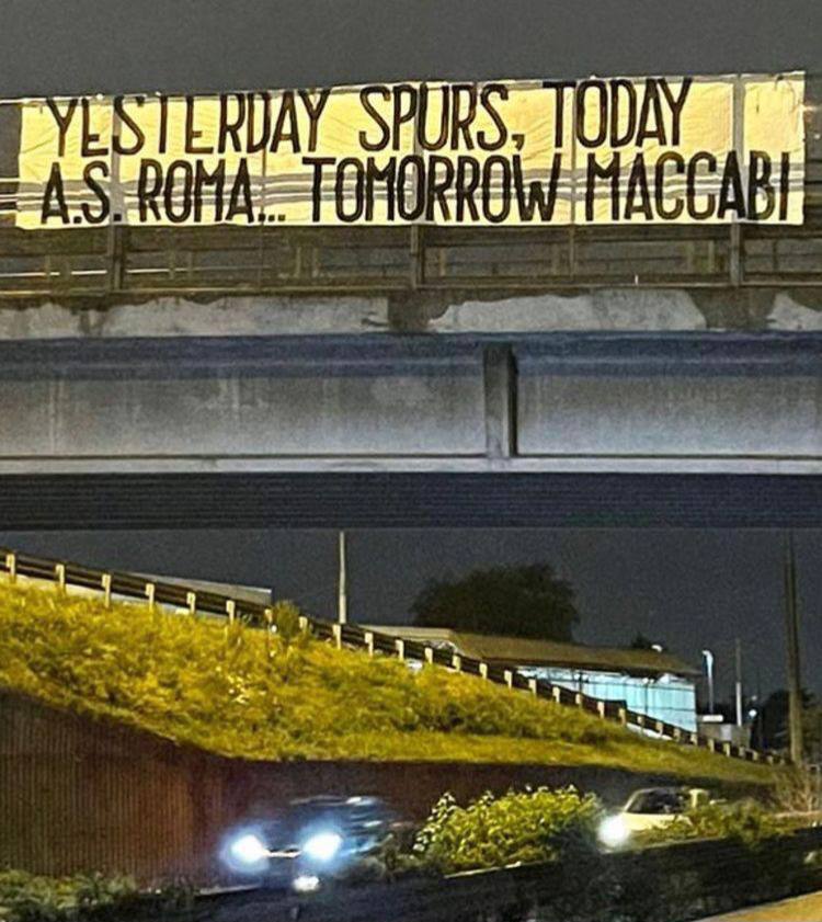 Corso Francia, striscione antisemita “Ieri il Tottenham, oggi la Roma.. domani il Maccabi”