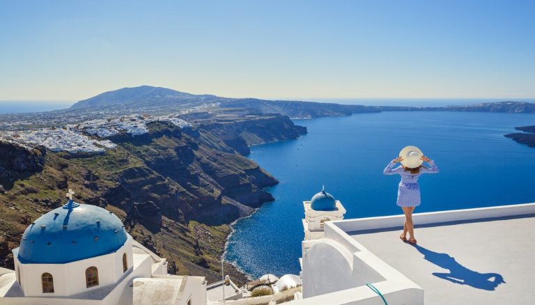La Grecia ha dato il via ufficialmente alla sua stagione turistica con l’obbligo del tampone o del vaccino