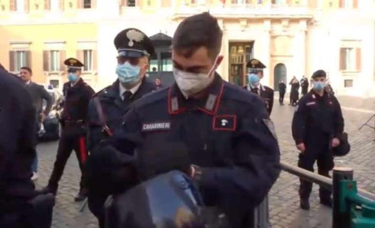 Incidenti durante il corteo dei Cobas davanti Montecitorio: un carabiniere colpito alla testa. Fermati sette manifestanti
