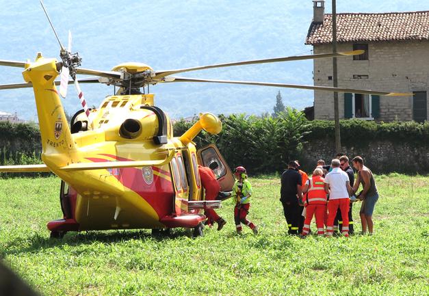 Teodone (Bolzano), agricoltore muore travolto da una grossa balla di fieno