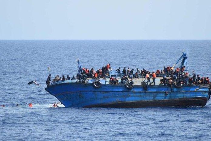 Migranti, la segnalazione di “Alarm Phone”: c’è una barca con 95 persone in avaria a largo della Libia
